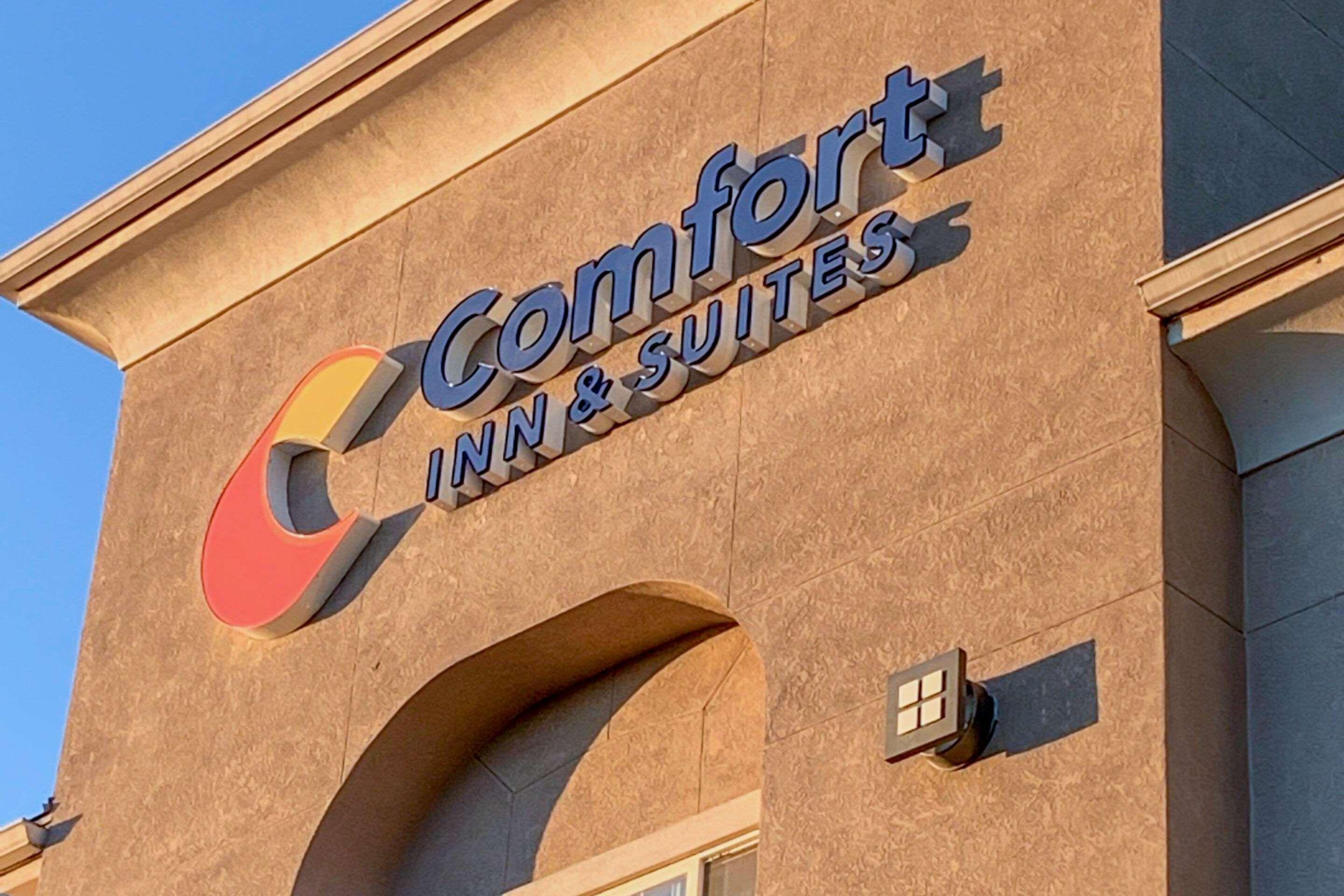 Comfort Inn & Suites Galt - Lodi North Exterior photo